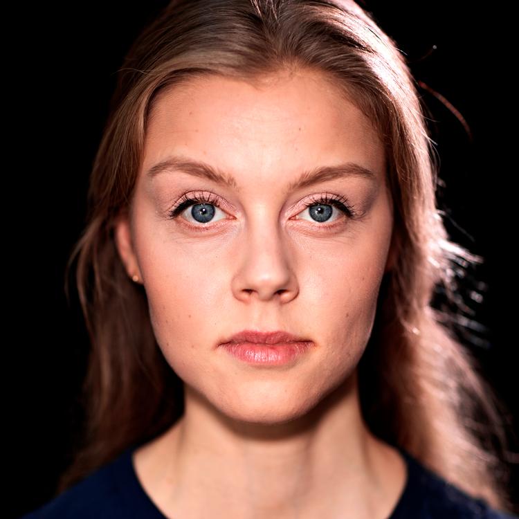 'Reconstructing Utøya' er filmet i et bart lokale med sort gulv og med hvid tape rekonstrueres massakren Foto: Jacob Ehrbahn/POLFOTO