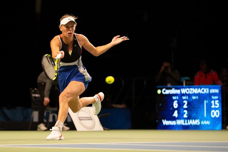 Tennisspilleren Caroline Wozniacki tilhører den kvindelige idræts overklasse med mange, mange millioner i banken. Hun er indstillet til prisen Årets Sportsnavn - og det samme er kajakroeren Emma Aastrand, der lige har til dagen og vejen. 11 ud af de 15 indstillede er kvinder. Foto: Jan Sommer/POLFOTO