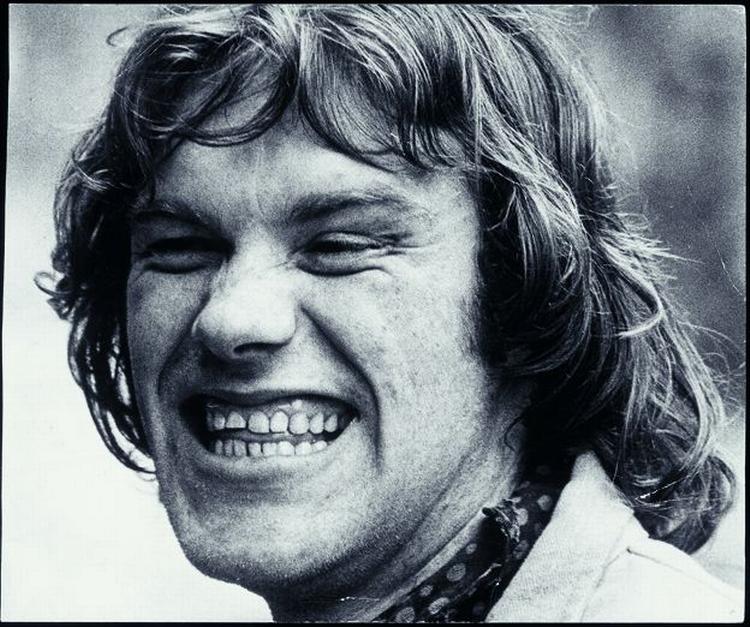 Kim Larsen var en »velopdragen dreng i et uopdragent kvarter«, siger Jens Andersen, forfatteren til bogen. Men da Larsens venner begyndte at te sig velopdragent, havde Larsen taget morens ord til sig: Slynglerne er de sjoveste. .
 Foto: Fra bogen