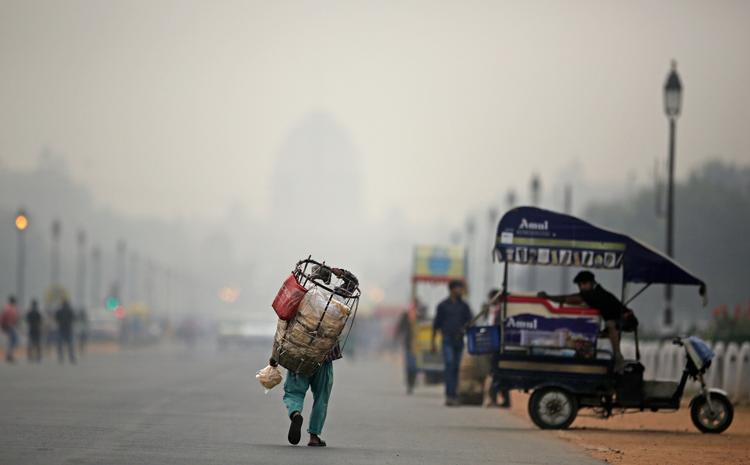 De indiske storbyer er hårdt ramt af slem luftforurening. Hovedstaden, New Delhi, er med i top fem over verdens mest forurenede byer. Foto: Altaf Qadri/AP