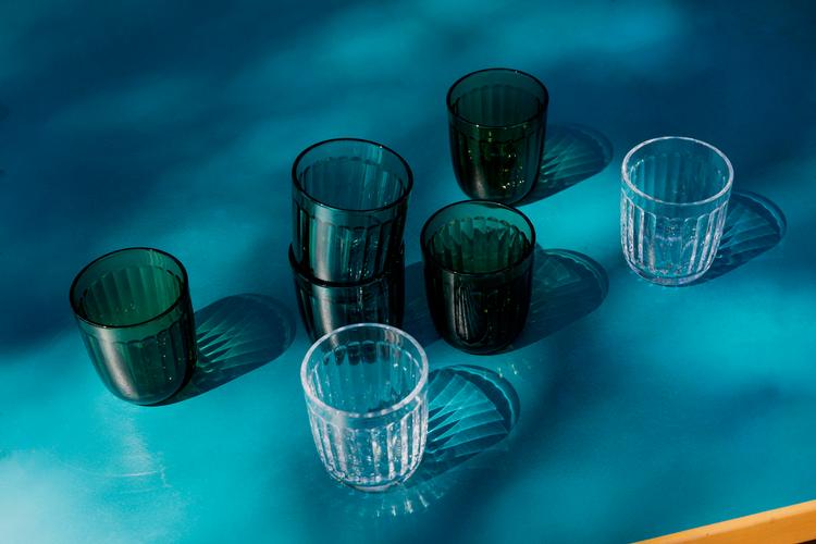 Glassene til Raami-stellet kan fås i smukke farver, som matcher de fyrfadsstager,Jasper Morrison også har skabt til stellet. Desværre er vandglassene lige lovlig tunge. Pr-foto 