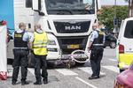 Mange års indsats har fået antallet af højresvingsulykker sænket betydeligt. I dag ender betydeligt færre cyklister inde under forhjulene på de tunge køretøjer end for blot en snes år siden. Arkivfoto.   Foto: Kenneth Meyer/POLFOTO