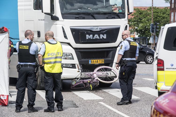Mange års indsats har fået antallet af højresvingsulykker sænket betydeligt. I dag ender betydeligt færre cyklister inde under forhjulene på de tunge køretøjer end for blot en snes år siden. Arkivfoto.   Foto: Kenneth Meyer/POLFOTO