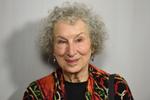 Margaret Atwood udgav i 1985 ’Tjenerindens fortælling’, en fremtidsdystopi, hvor USA er blevet til et mandsstyret bibelsamfund, og kvinder i reproduktionens navn har mistet retten til egen krop. Flere skoler i USA har forvist hendes bog fra hylderne. 
   Foto: Jordan Strauss/AP
