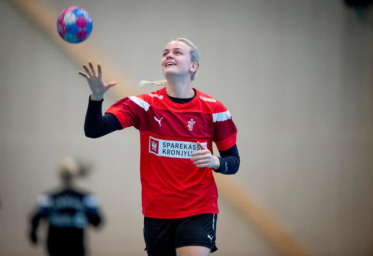 Når Danmark åbner EM mod Sverige, bliver det med Mathilde Hylleberg på tribunen. Anfører Stine Jørgensen (billedet) er i sidste øjeblik nemlig meldt klar efter en knæoperation.  Foto: Liselotte Sabroe/Ritzau Scanpix