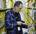 Titusindvis af nye produkter som her hos Amazon og tilsvarende centre bliver sorteret fra og destrueret. Det vil en ny fransk lov nu forbyde.  Foto: Mark Lennihan/AP
