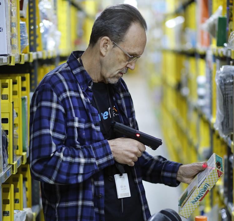 Titusindvis af nye produkter som her hos Amazon og tilsvarende centre bliver sorteret fra og destrueret. Det vil en ny fransk lov nu forbyde.  Foto: Mark Lennihan/AP