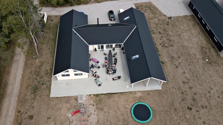 Store luksuriøse sommerhuse med plads til store familier i Asserbo ved Frederiksværk. Det er blandt andet her ejere nu får besked på at skrue ned for udlejningen. 
 Foto: Jens Dresling/POLFOTO