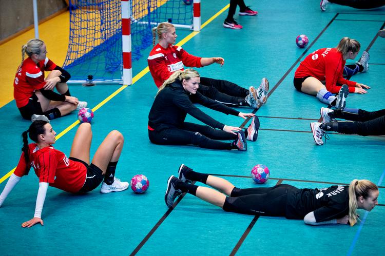 
Nadia Offendal i centrum under landsholdets træning i Nantes. Odense-spilleren har kæmpet i seks år for en plads blandt de bedste. Foto: Liselotte Sabroe/Ritzau Scanpix