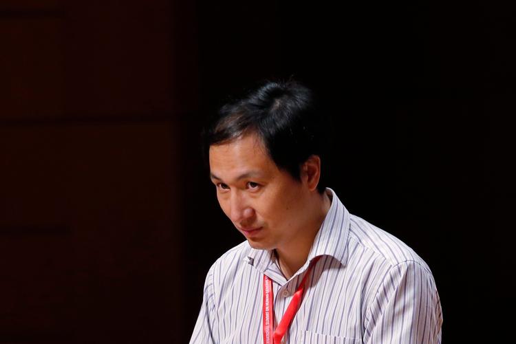 I går torsdag fortalte den kinesiske forsker He Jiankui ved en konference om human genredigering om sit eksperiment, hvor han påstår, at han har genredigeret befrugtede menneskeæg, som der kom to sunde og raske tvillinger ud af. Det er grænseoverskridende både videnskabeligt og etisk
(AP Photo/Kin Cheung)
   Foto: Kin Cheung/AP