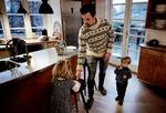  Matthias Zaccarin ville gerne have haft mere tid på barsel. men efter at have regnet på økonomien besluttede familien alligevel, at han skulle nøjes med 3-4 måneder. Nu er han gået på nedsat tid for at have en fridag med dem hver anden uge. Foto: Kåre Viemose/POLFOTO