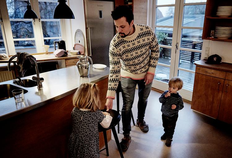  Matthias Zaccarin ville gerne have haft mere tid på barsel. men efter at have regnet på økonomien besluttede familien alligevel, at han skulle nøjes med 3-4 måneder. Nu er han gået på nedsat tid for at have en fridag med dem hver anden uge. Foto: Kåre Viemose/POLFOTO