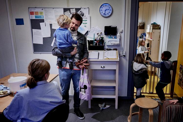 
   Matthias Zaccarin ville gerne have haft mere barselstid, og der var mulighed for at dele en større del af barslen mellem mor og far. Men efter økonomiske beregninger for familien besluttede de, at det ikke skulle være mere end de 3-4 måneder. Foto: Kåre Viemose/POLFOTO