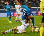  Rasmus Falk i karambolage med Zenits Hernani.  Foto: Mike Kireev/AP