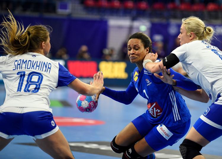 Ruslands Daria Samokhina og venstreback Anna Sen forsøger at forsvare målet mod Frankrigs venstreback Allison Pineau. Kampen endte 23-25 i Ruslands favør. Foto: Jean-christophe Verhaegen/Ritzau Scanpix