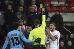 Sevillas Daniel Carrico protesterer overfor dommeren, da holdkammerat Pablo Sarabia får et gult kort i kampen mod Standard Liege. Det belgiske hold vandt 1-0.  Foto: Olivier Matthys/AP