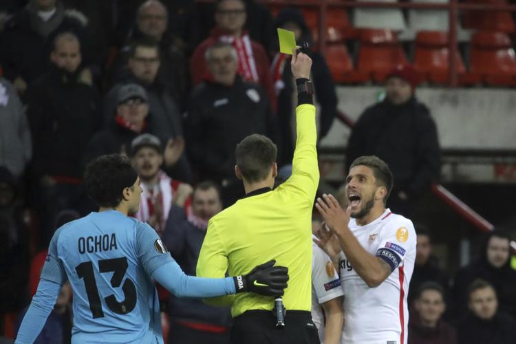 Sevillas Daniel Carrico protesterer overfor dommeren, da holdkammerat Pablo Sarabia får et gult kort i kampen mod Standard Liege. Det belgiske hold vandt 1-0.  Foto: Olivier Matthys/AP