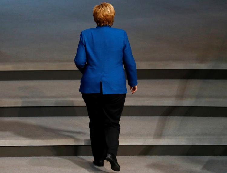 Den tyske forbundskansler, Angela Merkel, har knas med transporten til G20-topmødet, der finder sted i Argentina fredag og lørdag. Hendes fly måtte foretage en sikkerhedslanding, og Merkel misser åbningen af topmødet.
    German Chancellor Angela Merkel attends a session at the lower house of parliament Bundestag in Berlin, Germany November 21, 2018. REUTERS/Fabrizio Bensch TPX IMAGES OF THE DAY
   Foto: Fabrizio Bensch/Ritzau Scanpix