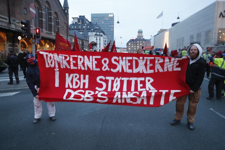 Håndværkere blokerede i dag Bernstorffsgade ved Hovedbanegården i København som en erklæring om sympati med DSB's lokoførere, der i løbet af november flere gange har nedlagt arbejde i protest mod planlægning af deres arbejdstid. Foto: Jens Dresling/POLFOTO