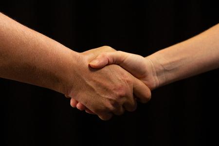 Blandt de mange, mange ting som bør forbydes er slatne håndtryk.  Foto: Therese Jægtvik/POLFOTO