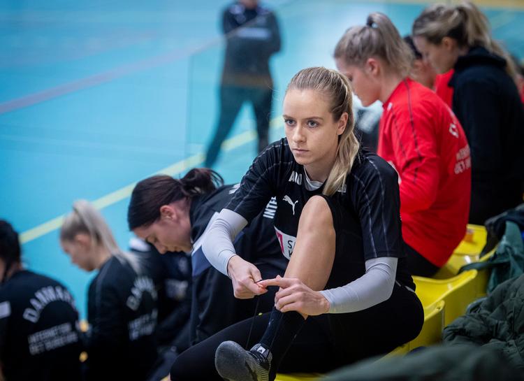 
    Anne Cecilie La Cour snører skoen til sin anden EM-slutrunde. Hun skal være klar til at levere varen på ganske få minutter.
   Foto: Liselotte Sabroe/Ritzau Scanpix