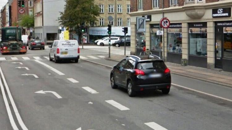 Højresving er forbudt for de køretøjer, der kommer ad Jagtvej mod Ågade. Alligevel svingede en lastbilchauffør ifølge politiets første meldinger om ulykken mod højre og dræbte dermed en cyklist. Foto: Google