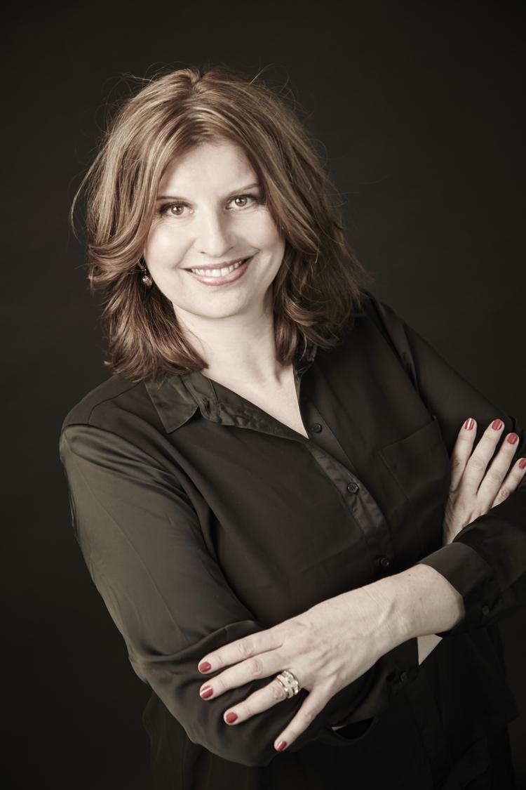 For nogle år siden kunne Simona Ahrnsted sige sit job som psykolog op og leve af at skrive populære romanceromaner. Pr-foto Pr-foto 