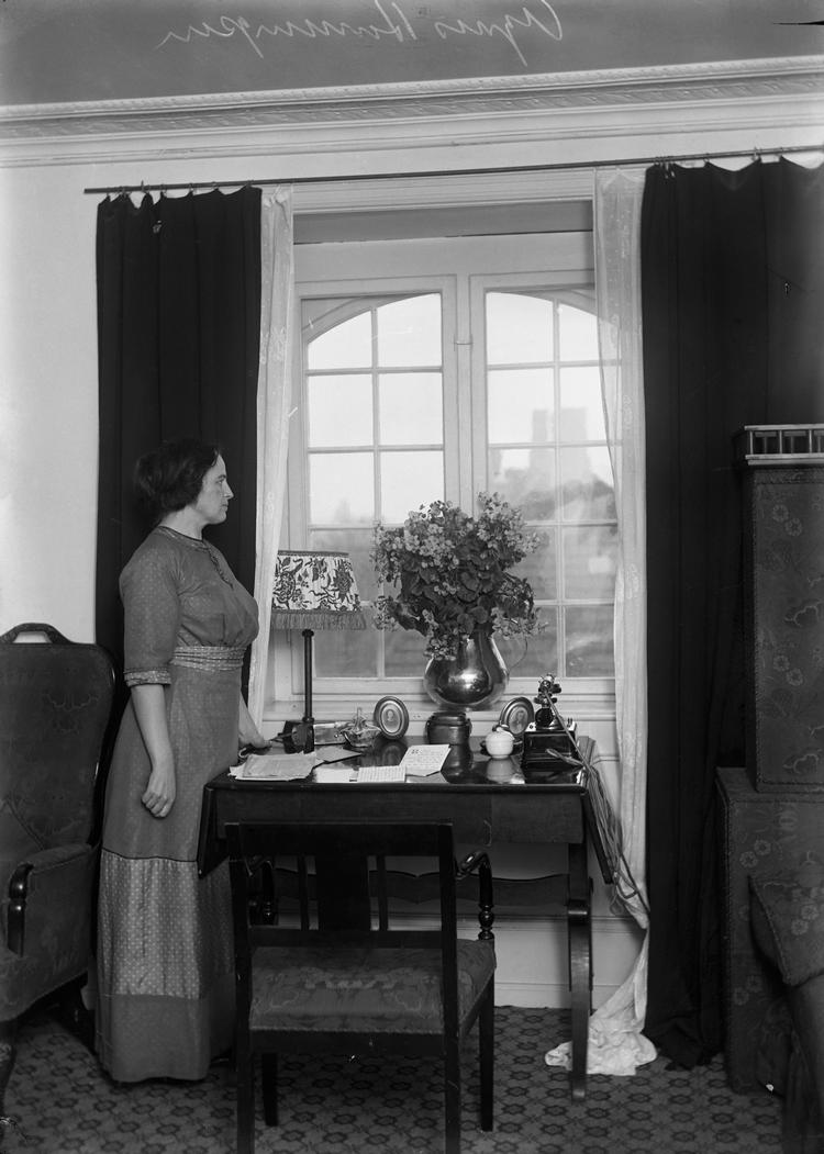 
Agnes Henningsen, født Andersen, (1868 –1962) var forfatter, samfundsdebattør og kvindesagsforkæmper.  Og mor til Poul Henningsen.  Hendes erindringer har trøstet anmelderen Lilian Munk Rösing og og inspireret digteren Pia Juul.


   Foto: Holger Damgaard/POLFOTO