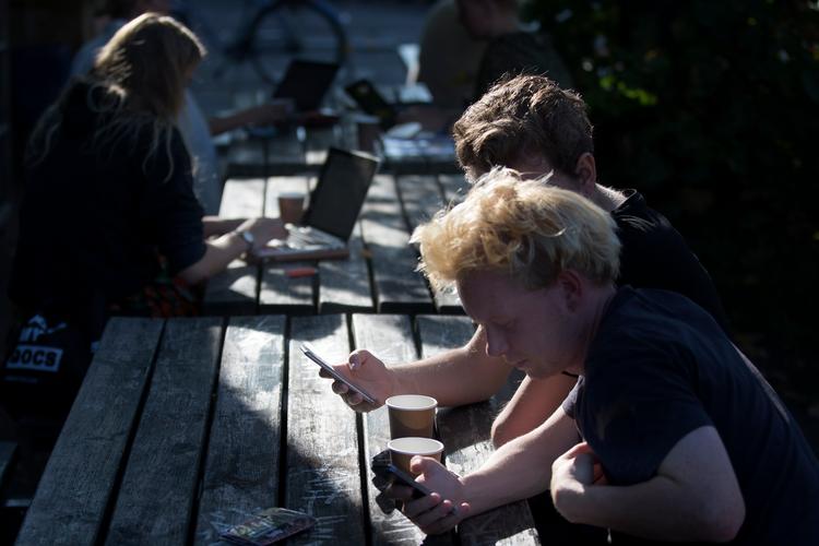 Vanedannende teknologi i vores lommer kan en tidsrøver, der giver stress. Det har fået PFA til at udvikle en test af digitale vaner.  Foto: Finn Frandsen/POLFOTO