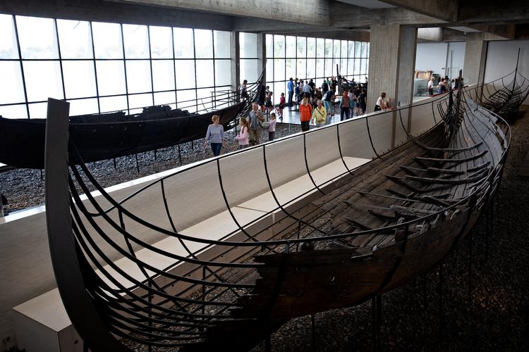
Umistelig kulturarv skal bevares med 150 millioner kroner, er regeringen og DF blevet enige om. Her ses Vikingeskibshallen på det nuværende museum i Roskilde, som bl.a. kæmper med smuldrende betonelementer. Foto: Martin Lehmann
   Arkivfoto Martin Lehmann