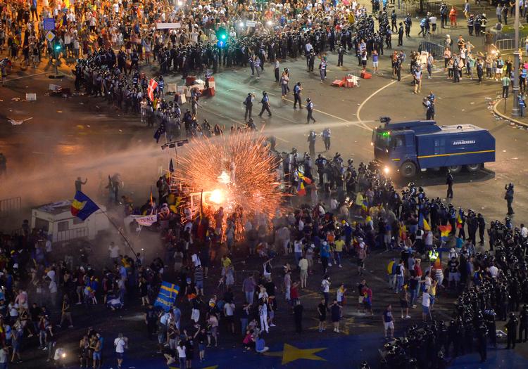 I august gik rumænerne, især mange eksil-rumænere, på gaden og protesterede mod regeringen og korruptionen.  Foto: Andreea Alexandru/AP