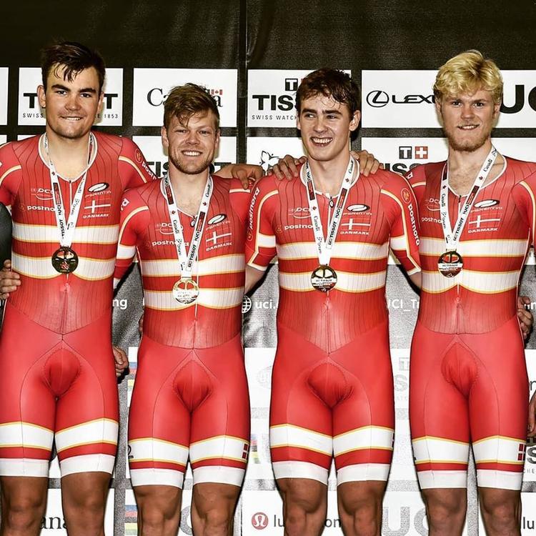 For tredje gang af tre mulige i denne sæson stod det danske 4 km forfølgeleshold her til aften på World Cup-medaljeskamlen, og efter guld i Frankrig og Canada blev det til sølv i Berlin til fra venstre Casper Folsach, Lasse Norman, Rasmus Lund og Julius Johansen 