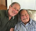 George H.W. Bush sammen med sin søn George W. Bush. Billedet er taget i juni i år Foto: /AP