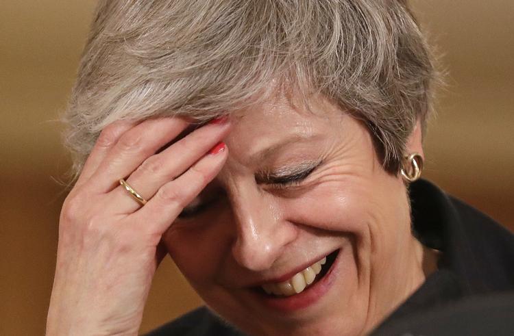 Theresa May fotograferet ved et pressemøde i Downing Street nr. 10 15. november. Samme dag som to ministre meddelte deres afgang som følge af brexitaftalen med EU. Nu er minister nr. 7 så gået.  Foto: Matt Dunham/AP