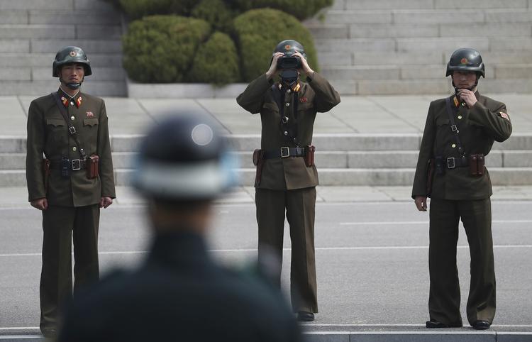 Nord- og Sydkorea er begyndt af afmilitariserer området ved grænsen imellem de to lande. Alligevel er den svært bevogtet og svær at komme illegalt over.  Foto: Shin Jun-hee/AP