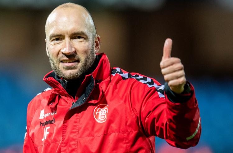 Jacob Friis var stolt og glad efter AaB-sejren i Esbjerg. I første omgang har han to kampe mere som cheftræner for Aalborg-holdet
    Superliga: Esbjerg fB - AaB. AaBs Jacob Friis efter superligakampen på Blue Water Arena i Esbjerg, fredag den 30. november 2018. Kampen endte 1-4.. (Foto: John Randeris/Ritzau Scanpix)
   Foto: John Randeris/Ritzau Scanpix