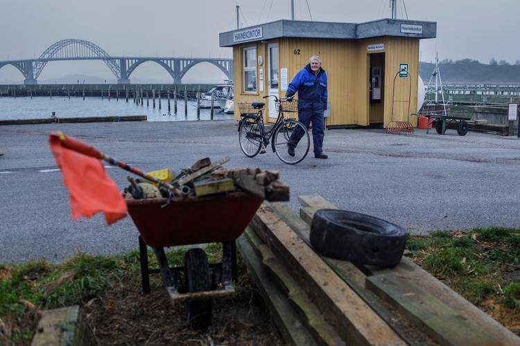Engang var der 65 erhvervsfiskere i Kalvehave. I dag er der 3 og Otto Permin på 74 år er en af dem. Han har sejlet i farvandet omkring øen Lindholm siden han gik ud af skolen. Nu skal der bo udlændinge, der er dømt for kriminalitet, men har afsonet deres straf derude. 
   Foto: Mads Nissen/POLFOTO