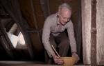 Dronning Margrethe går op på loftet på Fredensborg Slot med en skål risengrød med smørklat og kanel. Hun  har selv lavet grøden. Foto: Kongehuset/handout/Ritzau Scanpix