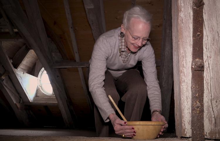 Dronning Margrethe går op på loftet på Fredensborg Slot med en skål risengrød med smørklat og kanel. Hun  har selv lavet grøden. Foto: Kongehuset/handout/Ritzau Scanpix