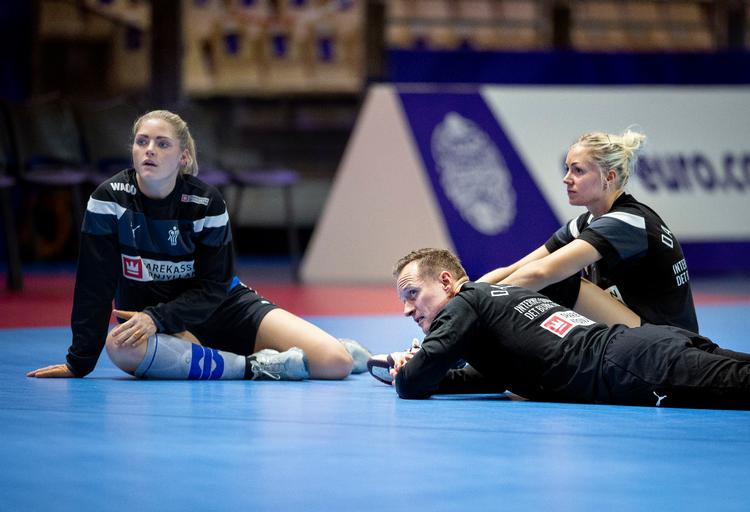  Sarah Iversen (tv.), landstræner Klavs Bruun Jørgensen og Lotte Grigel under træningen i Nantes før kampen mod Polen
   Foto: Liselotte Sabroe/Ritzau Scanpix