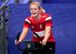 Efter 35 minutter på banen mod Sverige var humøret højt hos Stine Jørgensen. Modsat holdkammeraterne afviklede hun dagens træning på en cykel. Foto: Lars Poulsen/POLFOTO