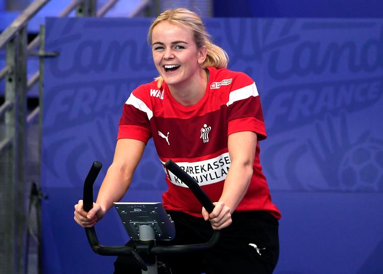 Efter 35 minutter på banen mod Sverige var humøret højt hos Stine Jørgensen. Modsat holdkammeraterne afviklede hun dagens træning på en cykel. Foto: Lars Poulsen/POLFOTO