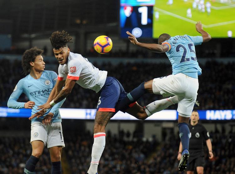 Fodboldballetten med Fernandinho (th.) og Nathan Ake (tv.) endte med endnu en sejr til Manchester City.
   Foto: Rui Vieira/AP