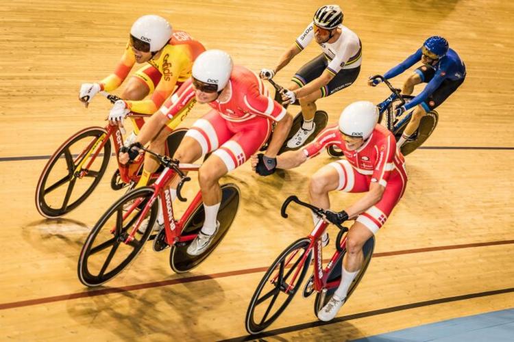 Lasse Norman sender Casper Folsach af sted i et kraftfuldt skift på vej mod den suveræne World Cup-sejr. 