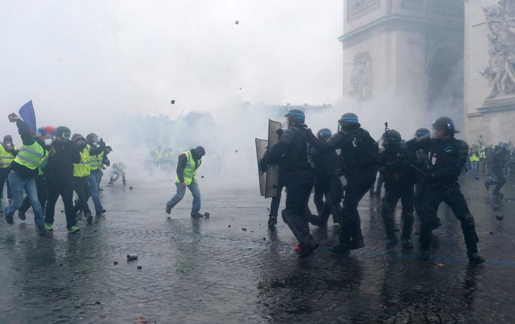 Udenrigsministeriet opfordrer danske borgere til at undgå en række områder og holde sig på afstand af demonstrationerne efter urolige i det centrale Paris. 
   Foto: Thibault Camus/AP