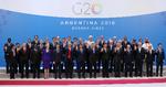 Er der en kvinde til stede? Man skulle lede længe efter en kvindelig statsleder ved dette års G20-topmøde i Argentina. Angela Merkel nåede tilmed ikke frem til 'familiefotoet' . (AP Photo/Ricardo Mazalan) Foto: Ricardo Mazalan/AP