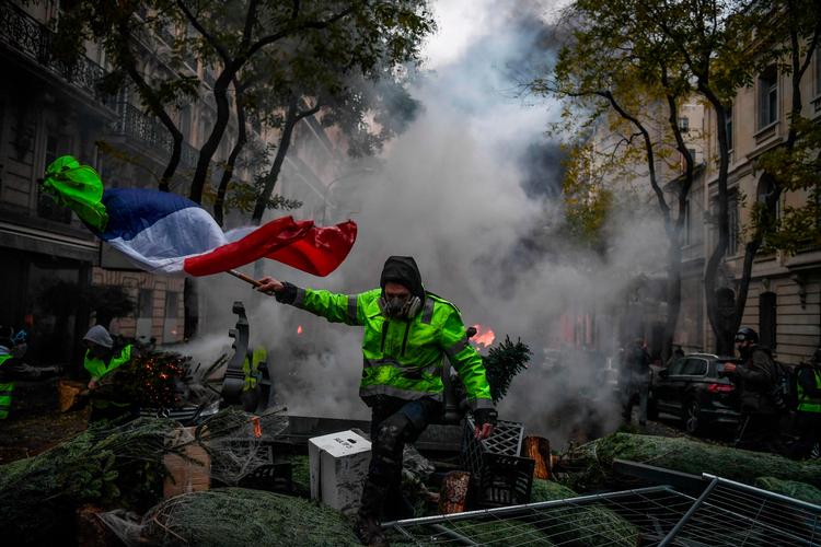 
   . (Photo by Alain JOCARD / AFP)
 Demonstranter og uromagere sang Marseillaisen og viste trikoloren under de voldelige demonstrationer i Paris Foto: Alain Jocard/Ritzau Scanpix