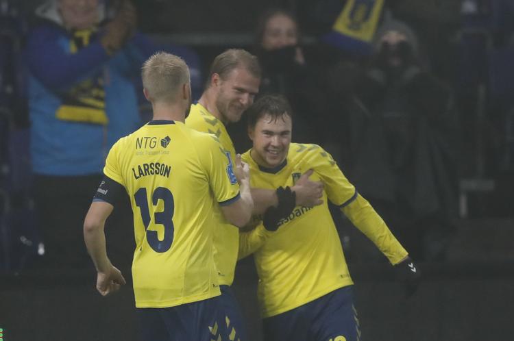 Brøndbys 1-0-mål mod Hobro er scoret af Simon Tibbling (th.) Foto: Jens Dresling/POLFOTO