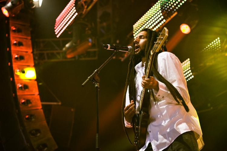 Bob Marleys højtelskede musikgenre, reggae, er nu tilføjet FN's liste over international kulturarv. Her spiller hans søn Julian Marley på Cosmopol-scenen under Roskilde Festival i 2010. Foto: Nikolaj Svennevig/POLFOTO