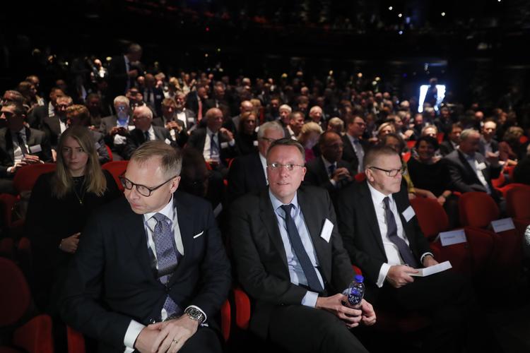 Michael Rasmussen (her i selskab med Socialdemokraternes Morten Bødskov) siger undskyld på hele brancehens vegne. Begge deltager i finanssektorens brancheorganisation, Finans Danmarks, årsmøde i Skuespilhuset i København.  Foto: Jens Dresling/POLFOTO